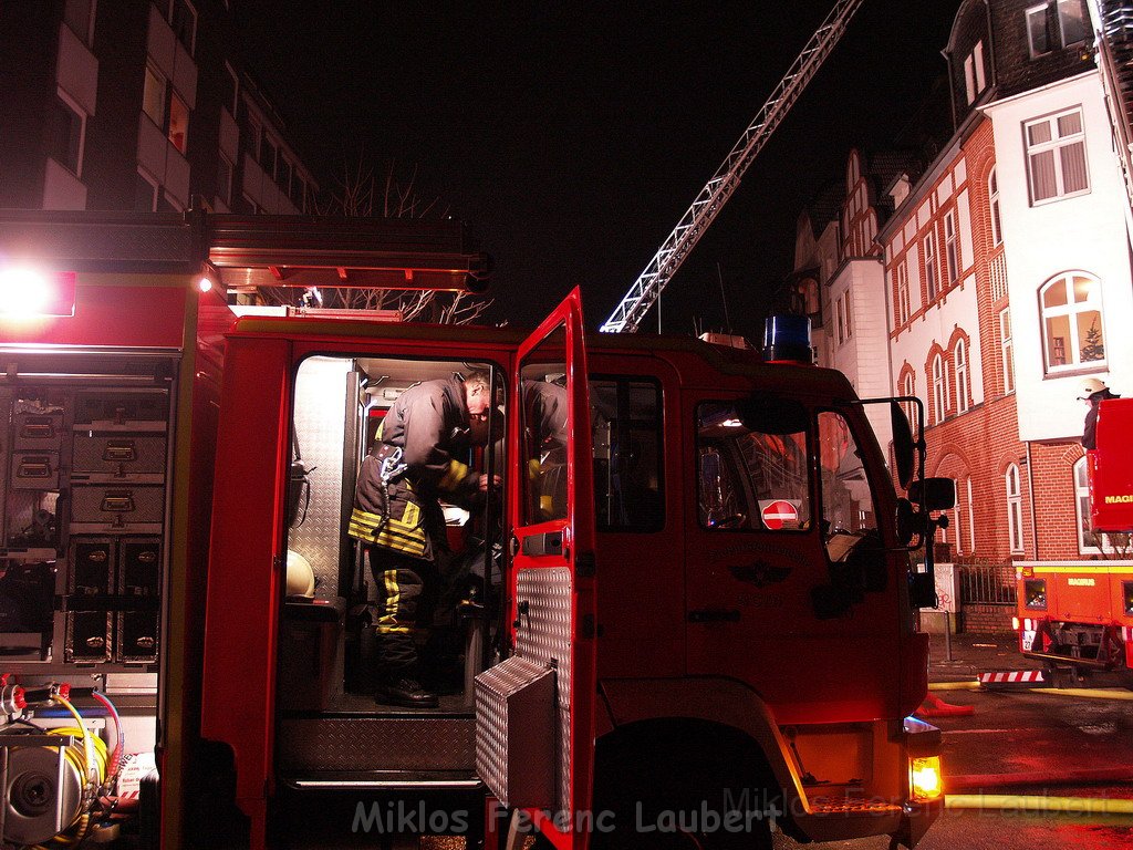 Feuer 3 Dachstuhlbrand Koeln Muelheim Gluecksburgstr P194.JPG